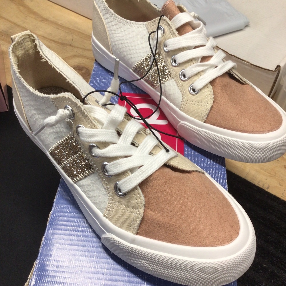 New Women’s size 8 m canvas shoe by Pop Anderson, rose Suedelike, comfort fit.